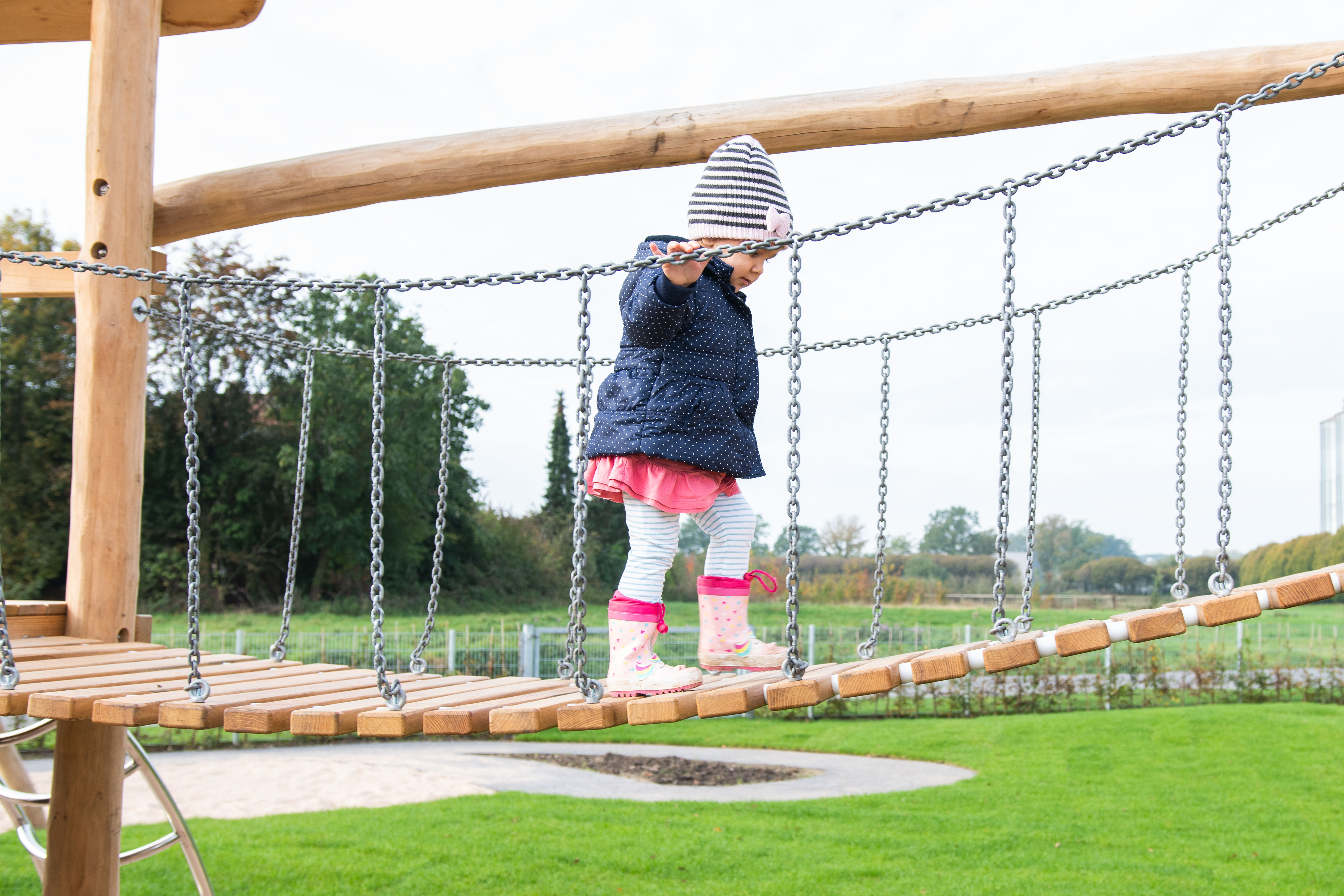 Hängebrücke am Klettergerüst des campus kinderhaus